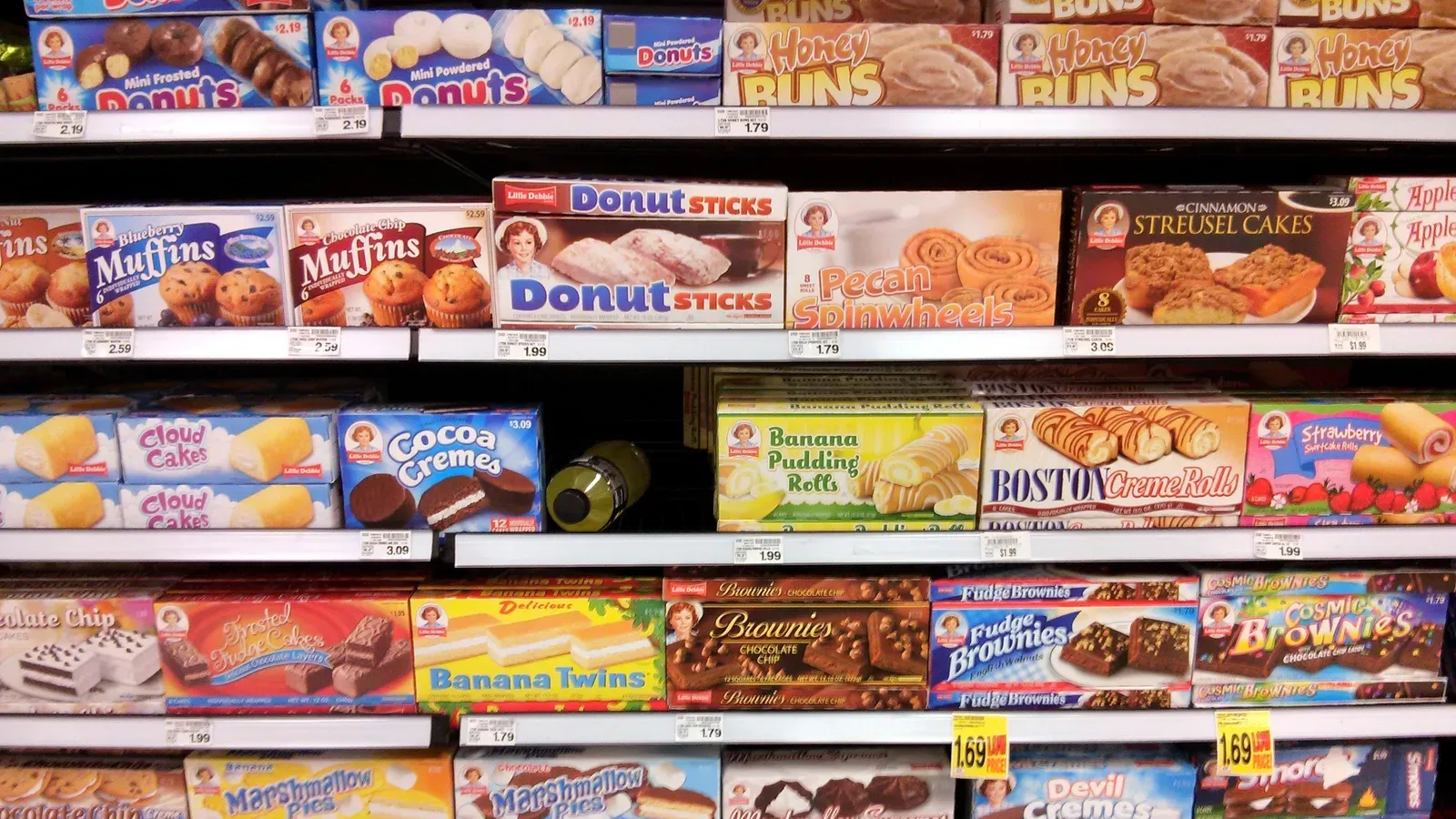 Rayons de supermarché remplis de snacks et produits très transformés, illustration du tri alimentaire
