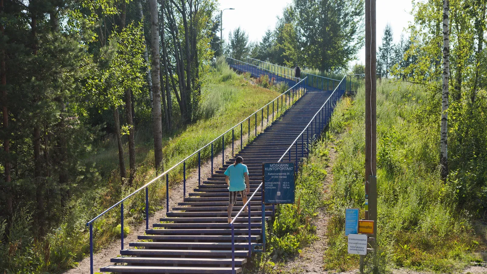 Long escalier extérieur utilisé pour l’entraînement, symbole d’un effort cardio court et accessible