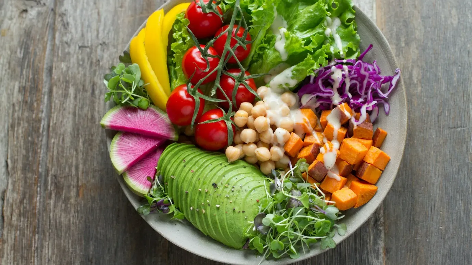 Grande assiette de légumes colorés, céréales et aliments riches en fibres