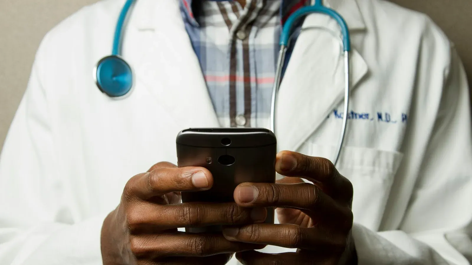 Professionnel de santé consultant des données médicales sur un écran