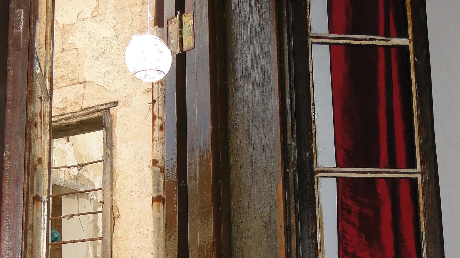 Fenêtre de chambre traversée par une lumière solaire douce, symbole d’un signal lumineux matinal